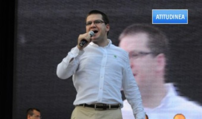 Neamţu către Lăzăroiu: Oare consilierii lui Obama o freacă pe Facebook 24/24?